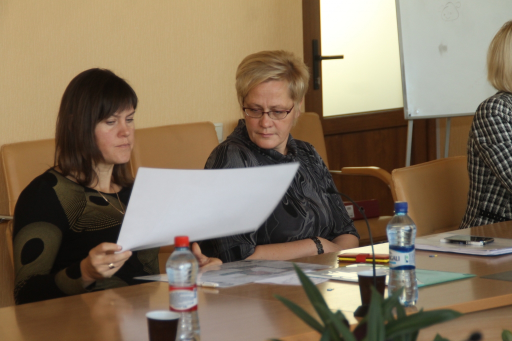 Līga Rimševica (no kreisās) un Inga Ūbele apskata piedāvātos materiālus. 