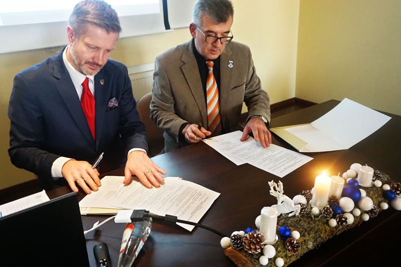 Sadarbības līgumu parakstīja LTRK vadītājs Jānis Endziņš (no kreisās) un Bauskas novada domes priekšsēdētājs Raitis Ābelnieks.
Autors: no domes albuma