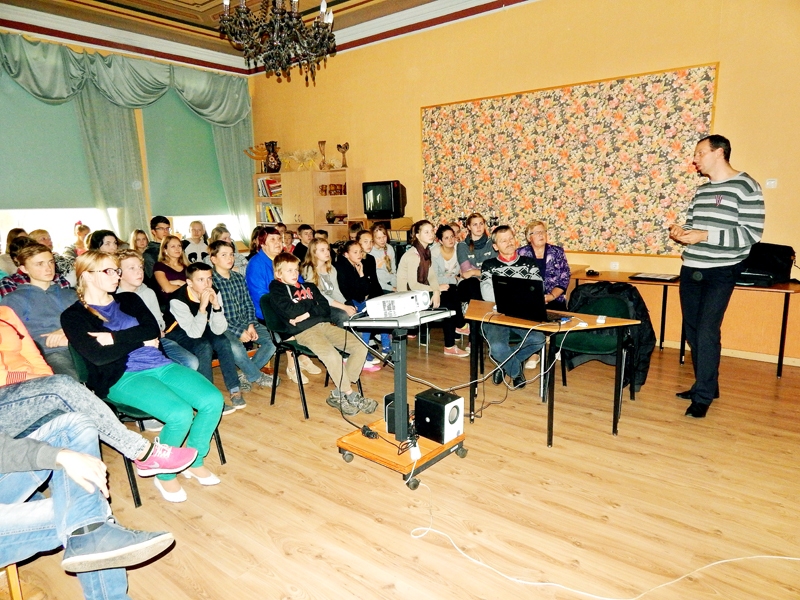 Sarunā ar Vecumnieku novada vadību skolēni stāstīja par saviem pētījumiem un uzklausīja ieteikumus.
Autors: L. Silakaktiņa