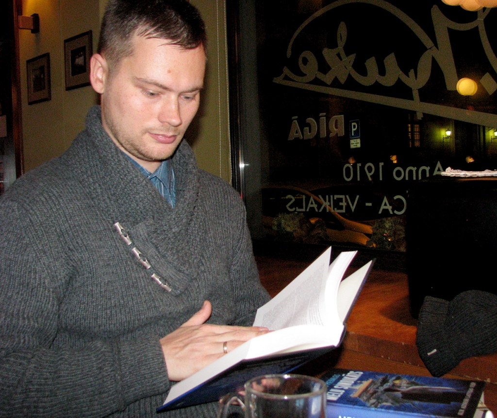 Ikars Kubliņš mācījies Bauskas 1. vidusskolā, tagad dzīvo un strādā Rīgā, ir žurnālists. «Melu sindikāts» ir viņa pirmais sarakstītais romāns. 
Autors: Vilnis Auzāns