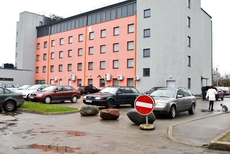 Uz braucamās daļas uzveltie lielie akmeņi liedz pārvietoties mašīnām no viesnīcas laukuma uz laukumu pie Valsts ieņēmumu dienesta un pasta. 
Autors: Ivars Bogdanovs