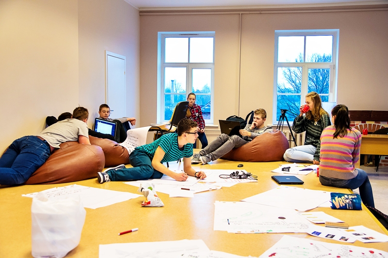 Jaunieši grupās brīvā atmosfērā radīja idejas sadarbības pilnveidei starp skolām un novadiem.
Autors: no Vizuālās kultūras kluba albuma.