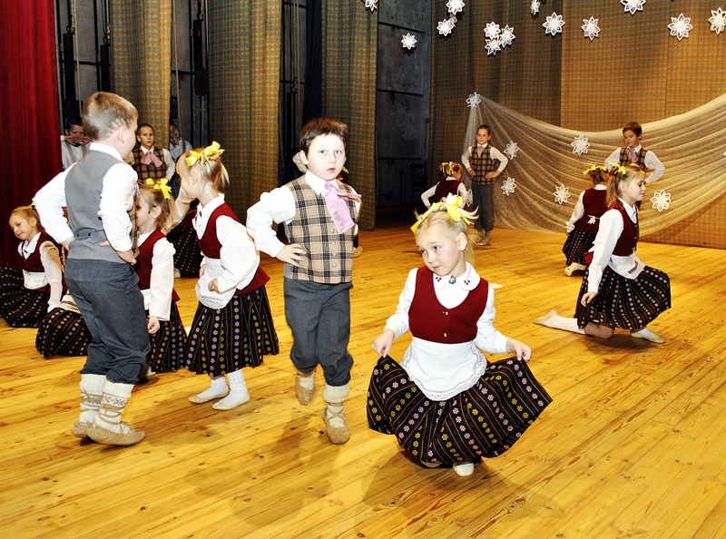 Stelpes pamatskolas kolektīvs izdejo «Vāverīte ezim teic».
Autors: Ivars Bogdanovs