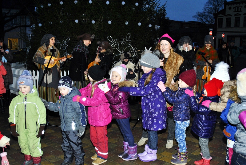 Dāviņu pagastā augušās egles pakājē pirms rotājumu iedegšanas rotaļās gāja mazie baušķenieki ar Rūķi Liesmiņu un Iecavas «Tarkšķiem».
Autors: Ivars Bogdanovs