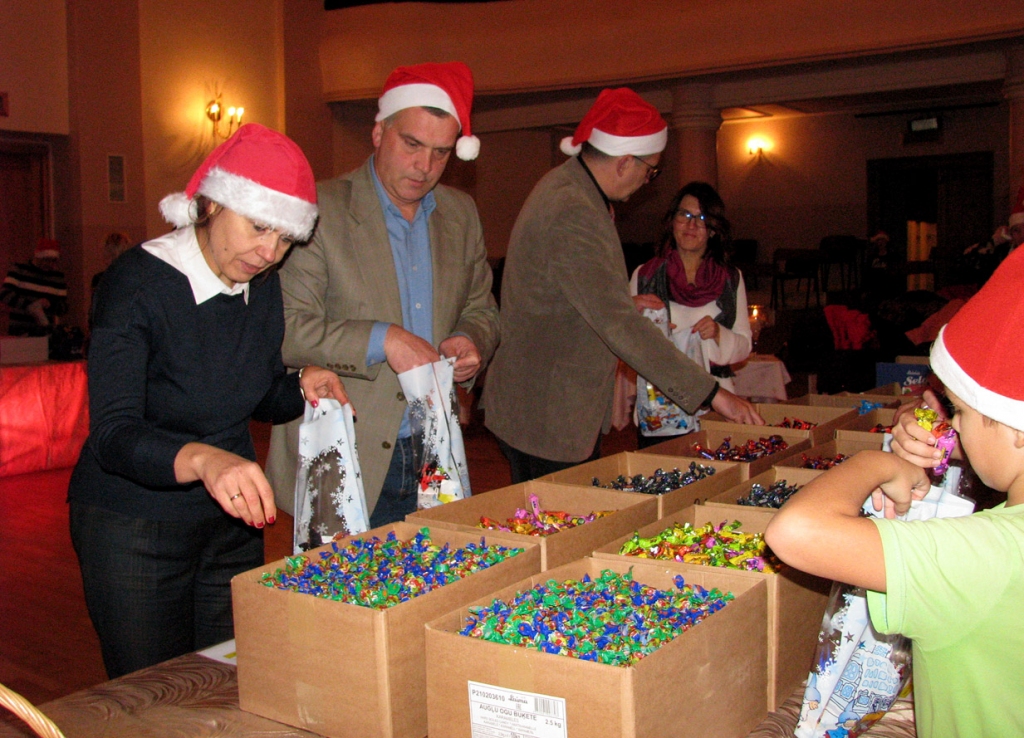 Domes deputāti un administrācijas darbinieki ceturtdien, 3. decembrī, cītīgi strādāja, gatavojot saldumu paciņas pirmsskolas vecuma bērniem. 
Autors: Vilnis Auzāns