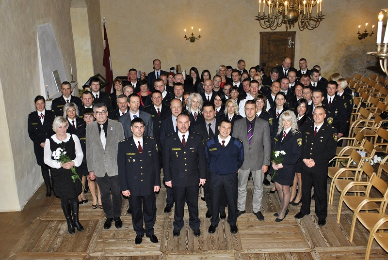 Valsts policijas Zemgales reģiona pārvaldes Bauskas iecirkņa policisti un  viesi likumsargu profesijas svētku dienā Bauskas pilī.
Autors: Ivars Bogdanovs