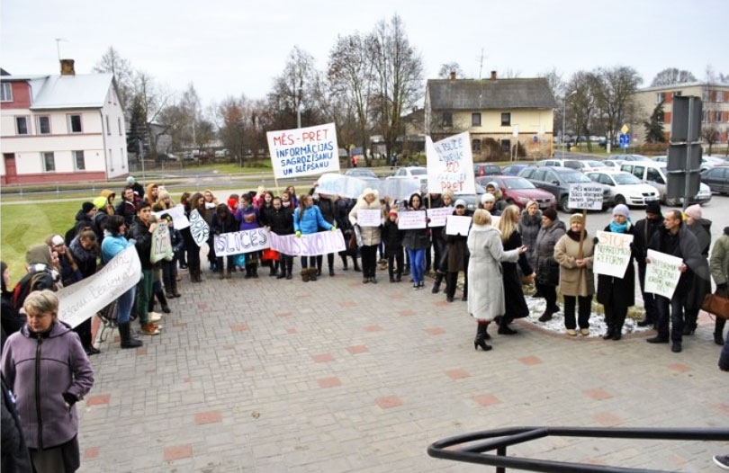 Pirms 26. novembra sēdes vairāki desmiti īslīciešu – skolotāji, skolēni un vecāki – piketā pie novada domes pauda prasības saglabāt Īslīcē vidusskolu un nepārveidot to par pamatskolu.
Autors: no «Bauskas Dzīves» arhīva