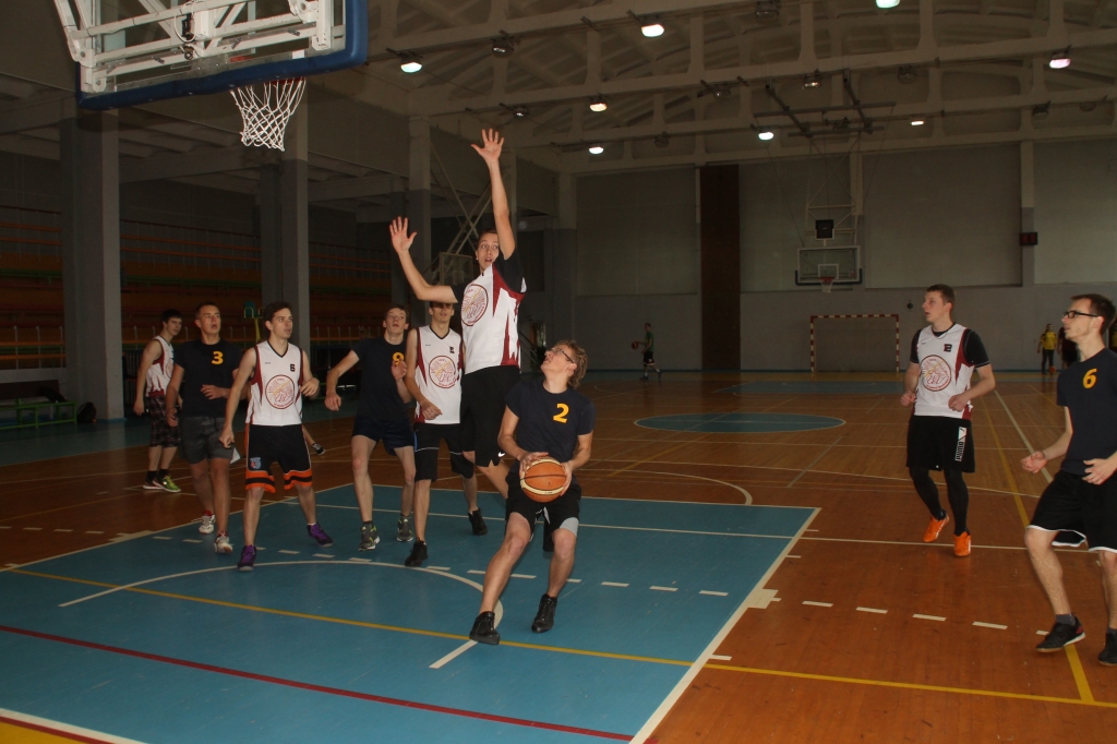 Uzvaras vidusskolas puisis lēcienā cenšas bloķēt Pilsrundāles vidusskolas basketbolistu.
Autors: Uldis Varnevičs