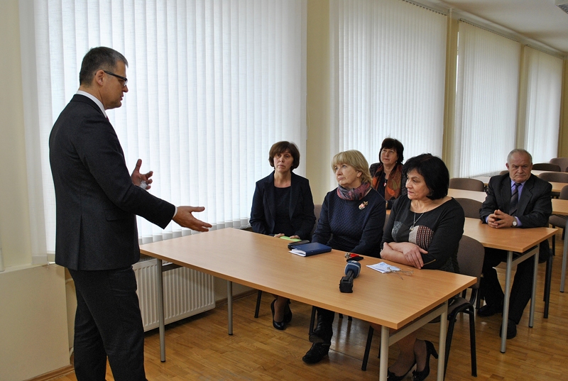 Veselības ministrs Guntis Belēvičs uzrunā Bauskas mediķus – ģimenes ārstes Āriju Zirni (pirmajā rindā no labās), Vilmu Butuli, administrācijas darbinieci Sandru Drozdovsku. 
Autors: Ivars Bogdanovs