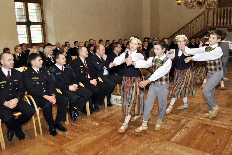 Policistiem svētkos dejoja Codes pamatskolas audzēkņi. 
Autors: Ivars Bogdanovs