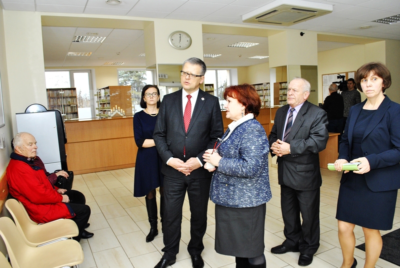 Bauskas slimnīcu un poliklīniku veselības ministram Guntim Belēvičam izrādīja iestādes vadītāja Mirdza Brazovska (centrā), finanšu daļas vadītāja Sandra Drozdovska (no labās) un domes deputāts Alvis Feldmanis.
Autors: Ivars Bogdanovs