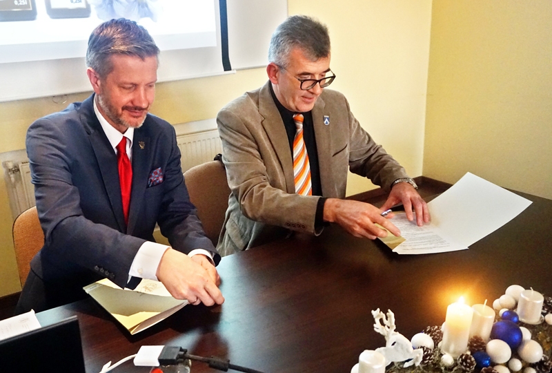 LTRK vadītājs Jānis Endziņš (no kreisās) un Bauskas novada domes priekšsēdētājs Raitis Ābelnieks parakstīja sadarbības līgumu.
Autors: no domes albuma