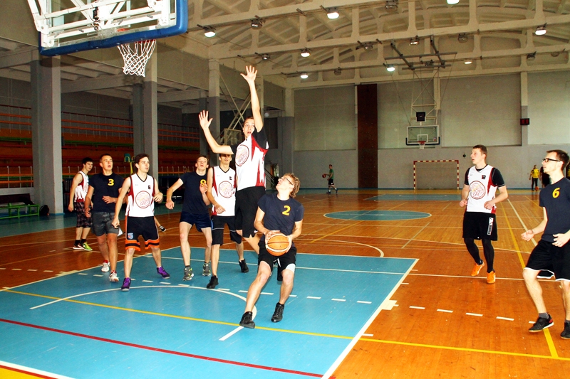 Uzvaras vidusskolas basketbolists lēcienā cenšas bloķēt uzbrucēju no Pilsrundāles vidusskolas. 
Autors: Uldis Varnevičs