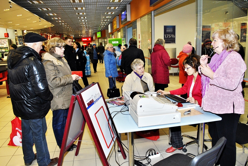 Pie «Bauskas Dzīves» galdiņa brīžiem veidojās pat rinda.
Autors: Ivars Bogdanovs