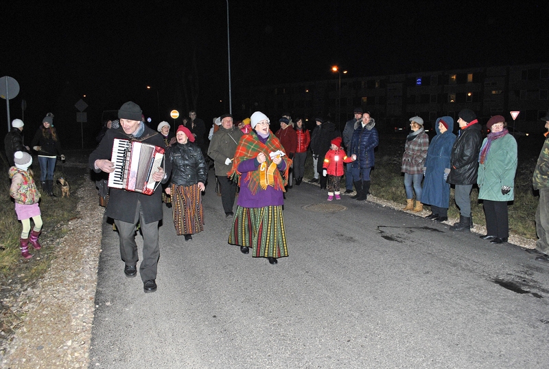 Pa Biržu ielas jauno asfaltu dodas folkloras kopa «Dreņģeri» un tuvējo māju iedzīvotāji. 
Autors: Ivars Bogdanovs