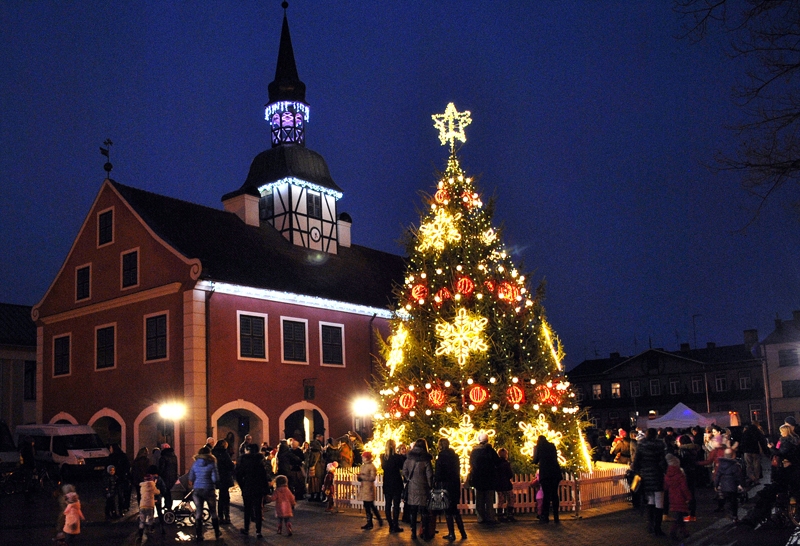 Bauskas galvenais Ziemsvētku koks krāšņajā rotā līdzās senajām celtnēm kļuvis par novada sirdi.
Autors: Ivars Bogdanovs