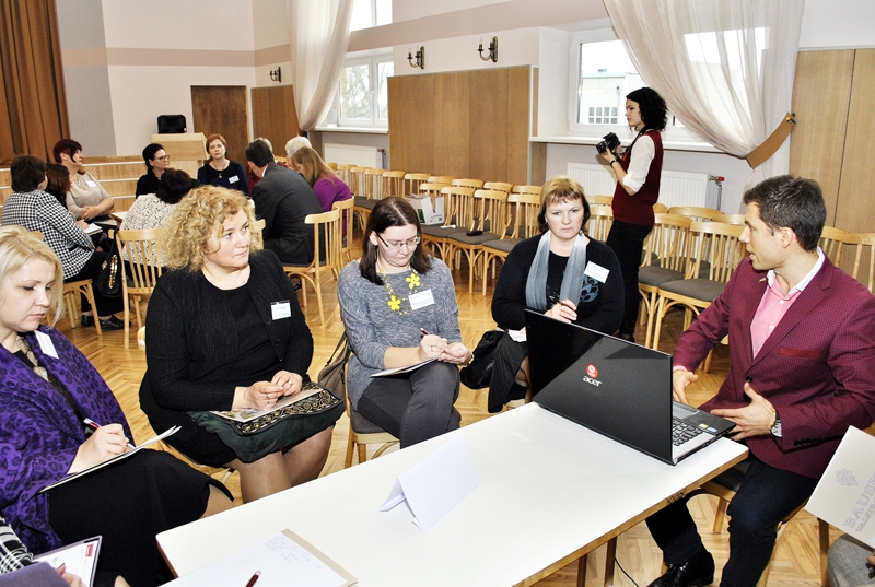 Bruno Bahs (pa labi) no Bauskas Valsts ģimnāzijas ar kolēģiem pedagogiem strādāja inovatīvo metožu grupā. 
Autors: Ivars Bogdanovs
