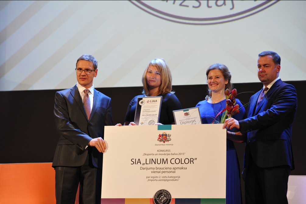 Balvu saņēma SIA «Linum Color» direktora vietniece Velga Balode un eksporta menedžere Ilze Hofmane.
Autors: no uzņēmuma albuma