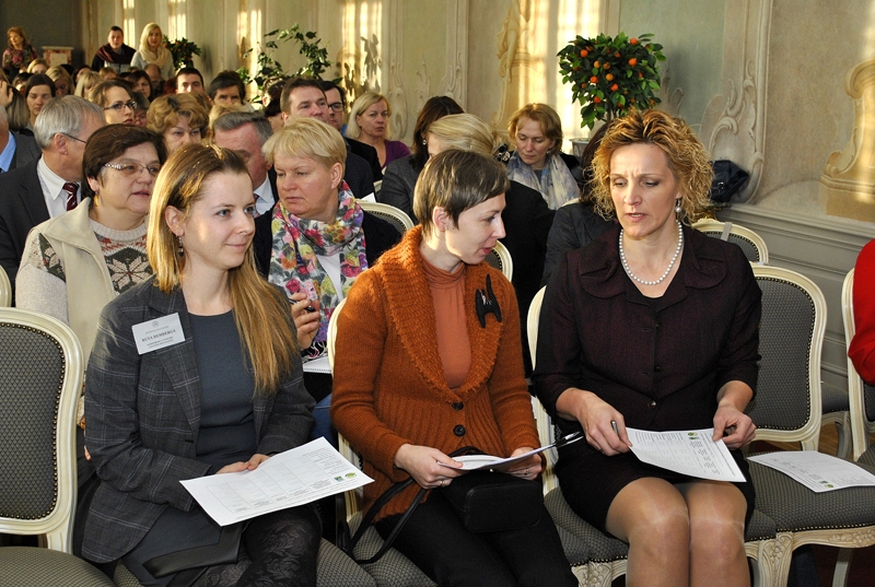 Zemgales reģiona tūrisma konferencē strādā Rundāles pils speciāliste Rūta Bemberga (no kreisās), Bauskas tūrisma informācijas centra vadītāja Inese Turkupole-Zilpure un Zemgales tūrisma asociācijas valdes priekšsēdētāja Liene Rulle.
Autors: Ivars Bogdanovs