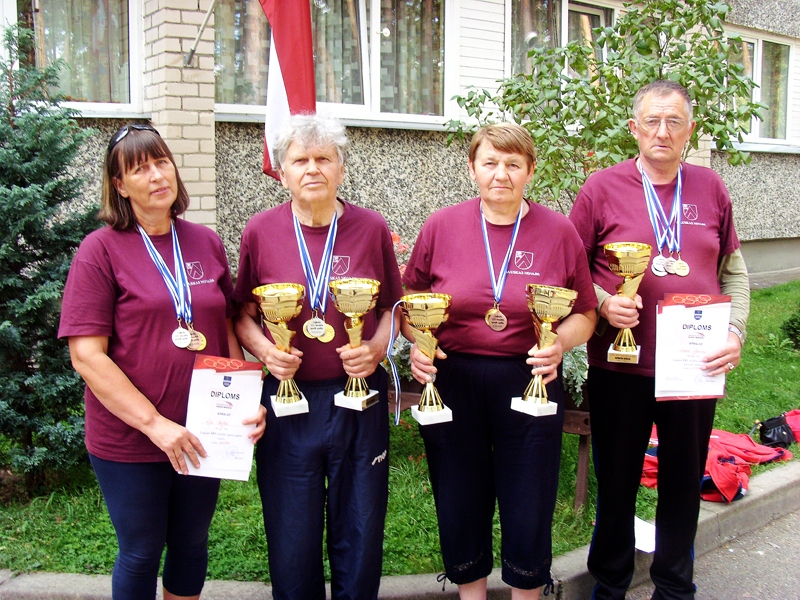 Bauskas komanda sacensībās «Latgales XXV invalīdu sporta spēles 2015». No kreisās – Lija Bulāne, Aivars Kamols, Aina Slucka, Aivars Vancāns.
Autors: no «Bauskas Dzīves» arhīva