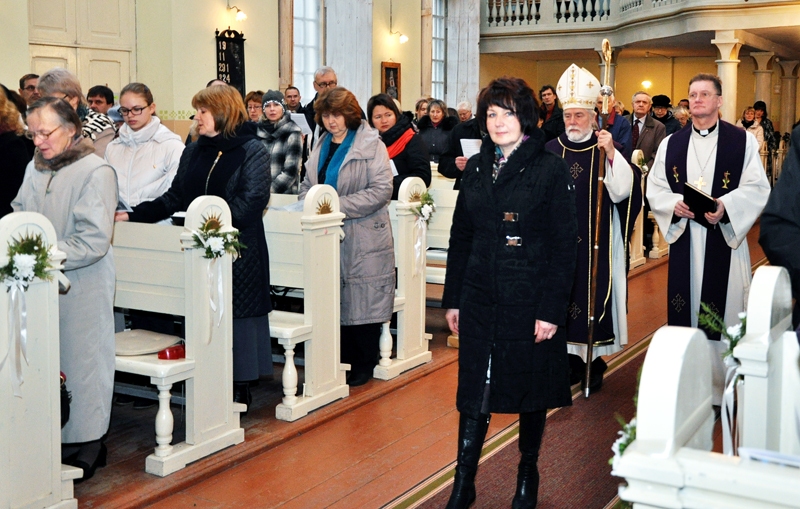 Vecumnieku baznīcas 170 gadu jubilejas dievkalpojums sākās ar procesiju, dievnamā ienākot draudzes priekšniecei Ditai Startai, bīskapam Pāvilam Brūveram un mācītājam Jurim Moricam.
Autors: Žanna Zālīte