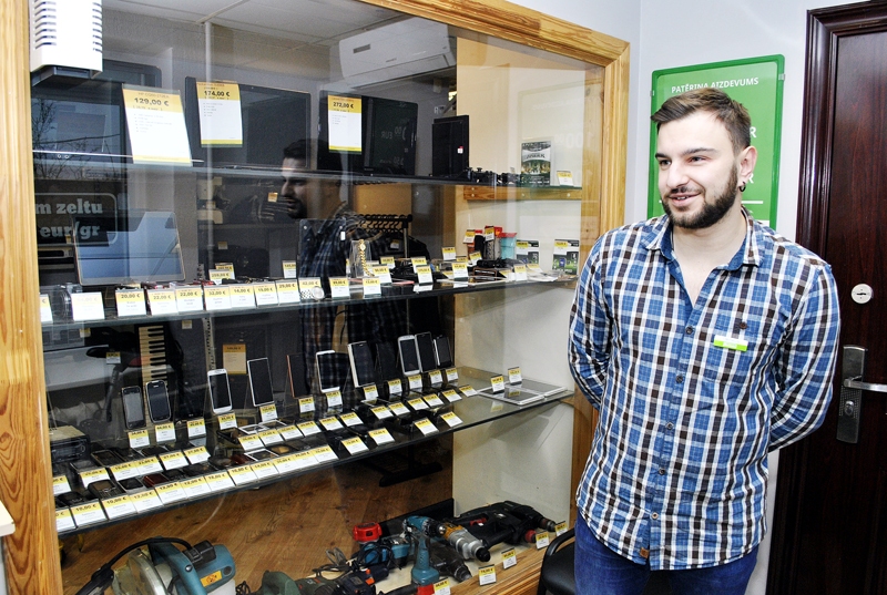 Dmitrijs Dubrovs ir pārliecināts, ka uzņēmums iedzīvotājiem palīdz – ir iespēja aizņemties naudu un atrast lētākas preces.
Autors: Ivars Bogdanovs