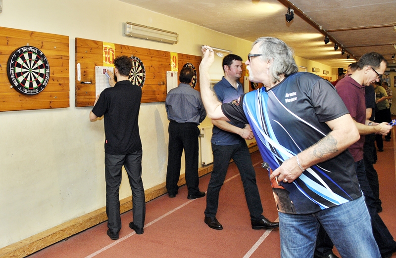 Šautriņmešanas kluba «Bauskas darts» jubilejas sacensībās uz starta baušķenieks Arnis Vents. 
Autors: Ivars Bogdanovs