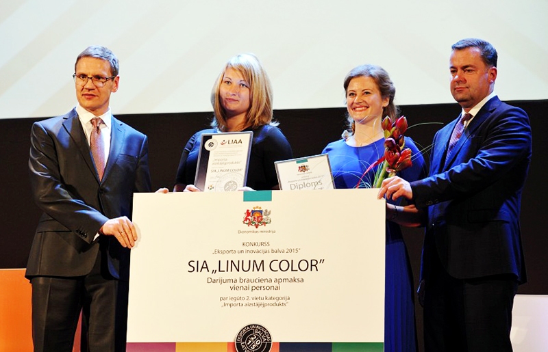 Balvu saņēma SIA «Linum Color» direktora vietniece Velga Balode (otrā no labās) un eksporta menedžere Ilze Hofmane.
Autors: no albuma