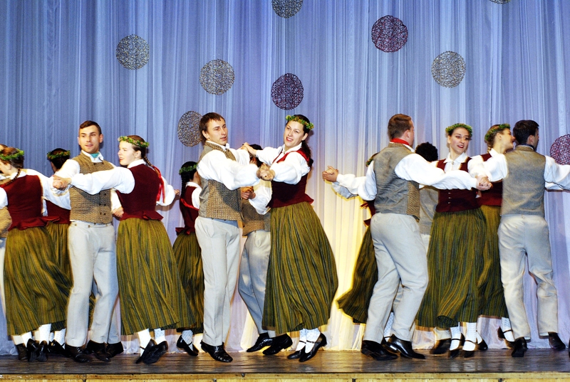 Bārbeles tautas nama jauniešu deju grupas «Rakari» sniegumā žūrija uzteica izaugsmi, salīdzinot ar pagājušo gadu. 
Autors: Ivars Bogdanovs