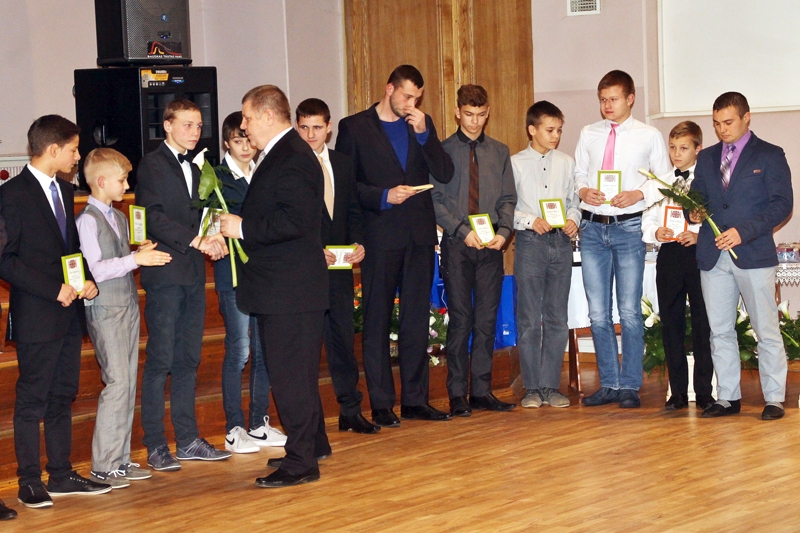 Jurijs Ručkanovs pateicas brīvās cīņas sportistiem par aizvadītās sezonas panākumiem. 
Autors: Uldis Varnevičs