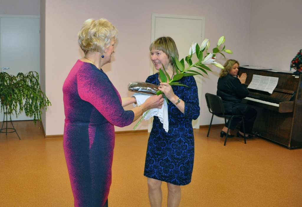 Valles pagasta pārvaldes vadītāja Iveta Radziņa (no kreisās) telpu saimniecei Brigitai Čebatarovai, dāvājot maizes klaipiņu, vēlēja: «Rūpējies, lai ēka būtu gaiša un skaista arī turpmāk!»
Autors: Žanna Zālīte