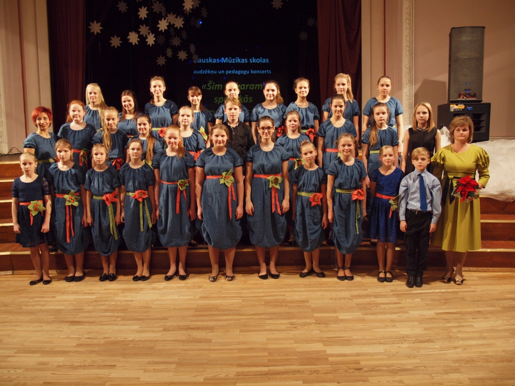 Skolas kora izpildījumā skanēja Jāņa Lūsēna «Šai svētā naktī» un Valda Zilvera «Ziemassvētku zvaigzne».
Autors: Vilnis Auzāns