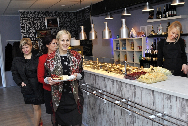 Jauno ēstuvi Plūdoņa ielā ienākušas apskatīt līdzās esošās frizētavas darbinieces. 
Autors: Ivars Bogdanovs