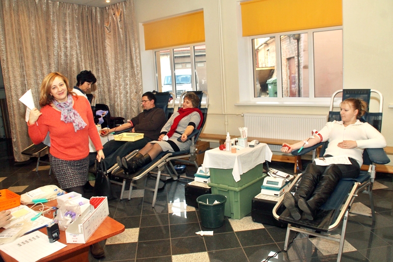 Nora Rode (no labās), Dace Sausā un Mareks Sivickis iekārtojušies donoru krēslos. Nodevusi asinis Ilva Ose (no kreisās) un priecīga dodas prom.
Autors: Uldis Varnevičs