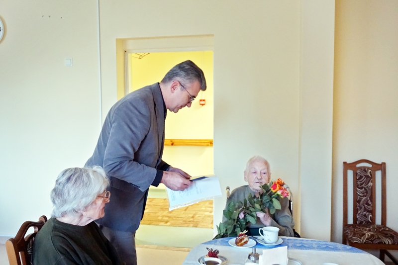 Leontīni Ezi deviņdesmit piektajā dzimšanas dienā sveic novada domes priekšsēdētājs Raitis Ābelnieks. 
Autors: Andra Matuļenko