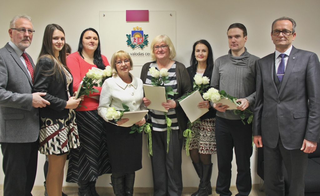 Valsts valodas centrā pirmdien, 14. decembrī, apliecības saņēma pirmie sabiedriskie palīgi. Viņu vidū arī skaistkalniete Brigita Gedrovica (ceturtā no labās). 
Autors: no VVC arhīva