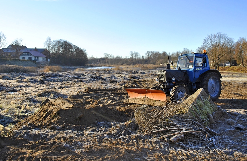 Upes krastā pie Mēmeles tilta ir saglabājušies vecie betona bluķi, armatūra, kas var apdraudēt cilvēkus, kuri te nolēmuši pastaigāties. 
Autors: Artūrs Dulbe