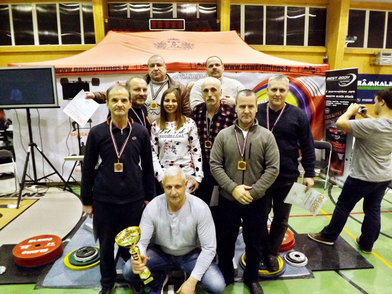 Novada svaru stieņa spiešanas komanda ar sacensību debitantu Jāni Āboltiņu (pirmais no kreisās).
Autors: no V. Ponomarjova albuma