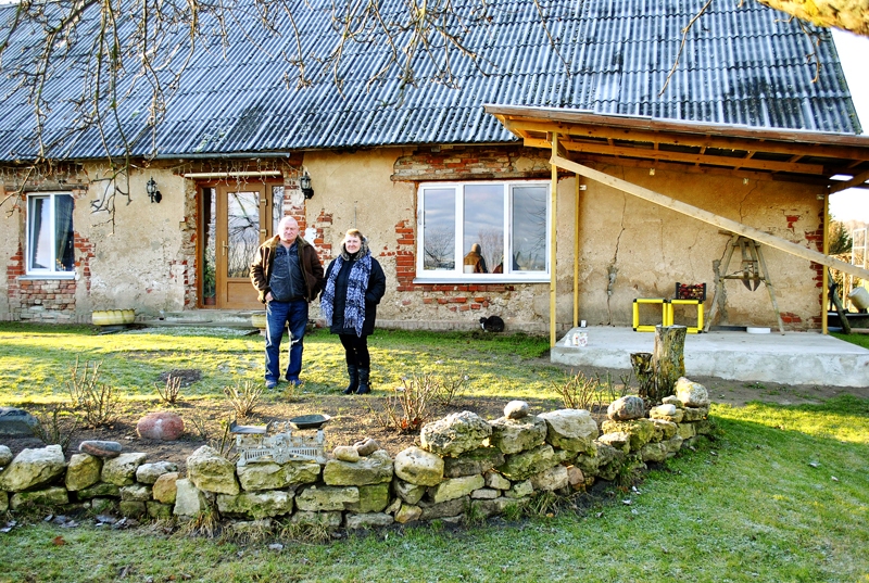 Imants ar Ingu pie mājas iepretim rožu dārzam, kas vasarā priecē ar krāšņiem ziediem.
Autors: Artūrs Dulbe