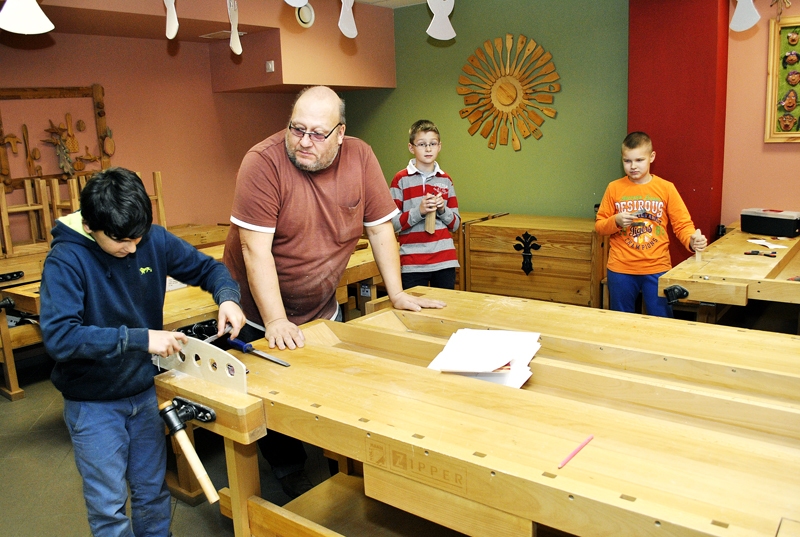 Andris Koļesņikovs (no kreisās) gatavo makšķeres turētāju. Viņam ar padomu palīdz skolotājs Pēteris Ozols.
Autors: Ivars Bogdanovs