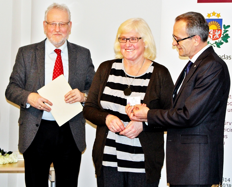 Brigitai Gedrovicai no Skaistkalnes Valsts valodas centra sabiedriskā palīga apliecību pasniedz tieslietu ministrs Dzintars Rasnačs (no labās). Pasākumā piedalījās VVC direktors Māris Baltiņš. 
Autors: no VVC arhīva