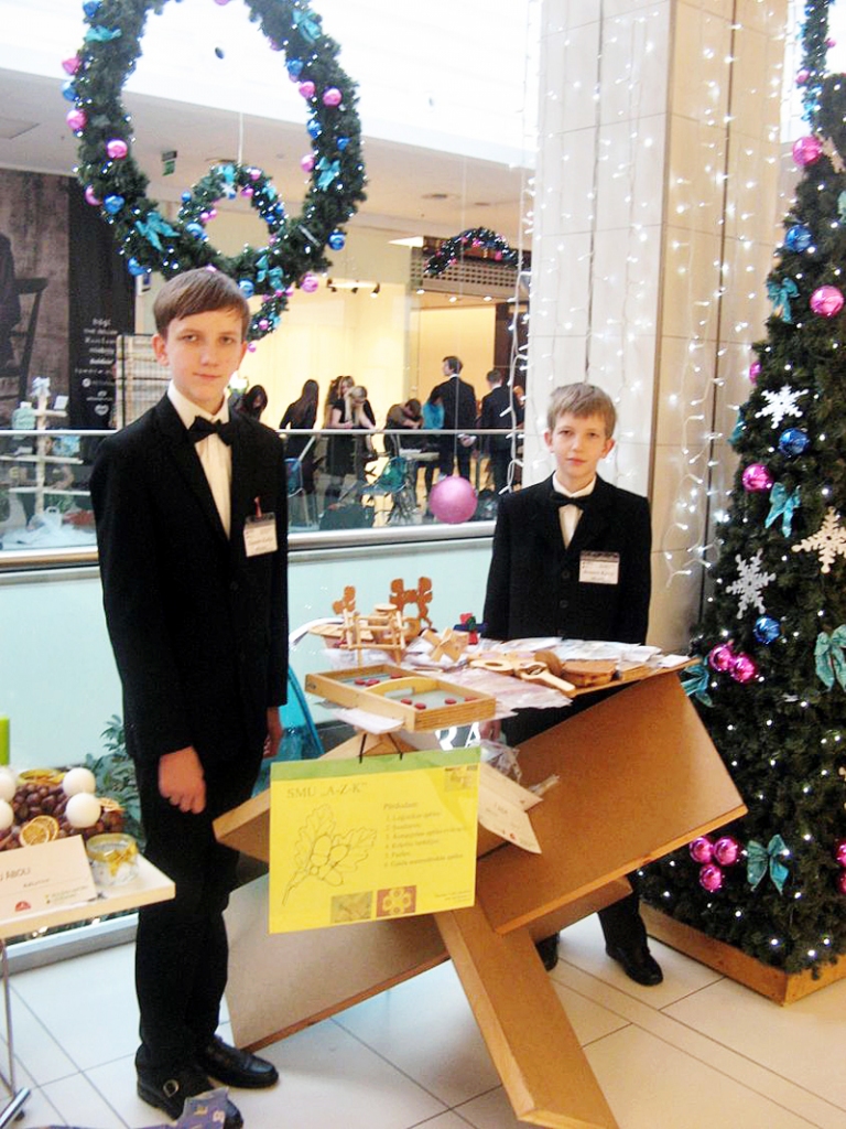 Brāļu Kaspara un Kristera Kalēju uzņēmums «AZK» saņēma pirmo reizi piešķirto balvu par produktu, kas balstīts zināšanās.
Autors:  no S. Lauzējas albuma.