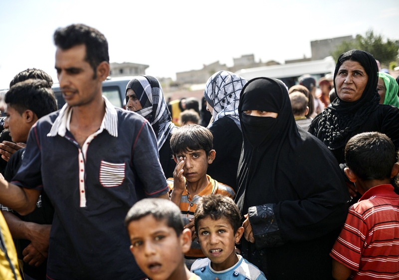 Patvēruma meklētāji daļai sabiedrības joprojām izraisa līdzcietību, kamēr citi bažījas par teroristiem, kas bēgļu aizsegā var iekļūt Eiropā.
Autors: no skaties.lv.