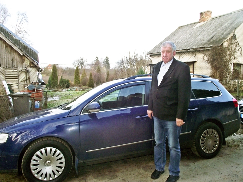 Jubilārs nesen par mata tiesu izvairījies no avārijas. Par laimi, gan viņam, gan dzelzs rumakam nekas nekaiš. 
Autors: Artūrs Dulbe