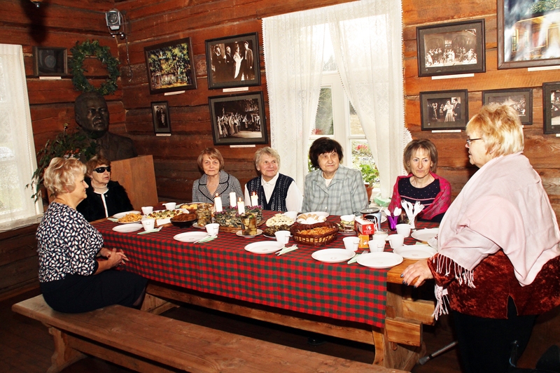 Valles pagasta pensionāres Amtmaņu muzejā atminējās piedzīvoto un apcerēja nākamā gada plānus. 
Autors: Uldis Varnevičs