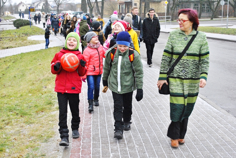 Topošie mūziķi un mākslinieki kopīgā procesijā skolas direktores Inetas Pilvertes vadībā vecās skoliņas siltumu paņēma līdzi uz jauno ēku.
Autors: Ivars Bogdanovs