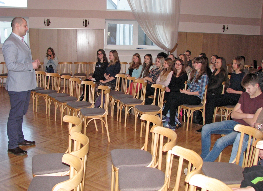 Bauskas Valsts ģimnāzijas audzēkņus uzrunā šefpavārs no Rīgas Aleksandrs Košanskis.
Autors: Vilnis Auzāns