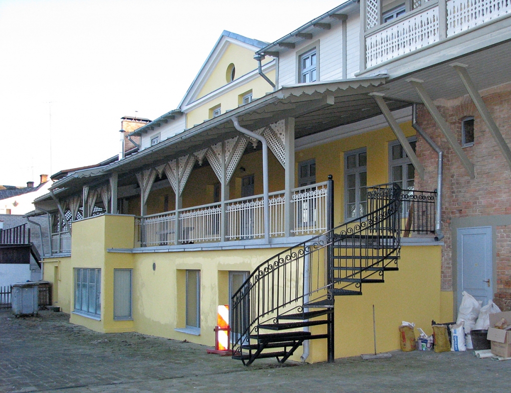 Romantiska terase bijušās viesnīcas «Kungu ligzda» iekšpagalmā. Ēkas jaunie saimnieki ir apņēmības pilni šeit iekārtot publiski pieejamu sabiedriskās ēdināšanas uzņēmumu. Malkojot tēju vai kafiju, no terases pavērtos skaists skats uz Mēmeli. 
Autors: Vilnis Auzāns