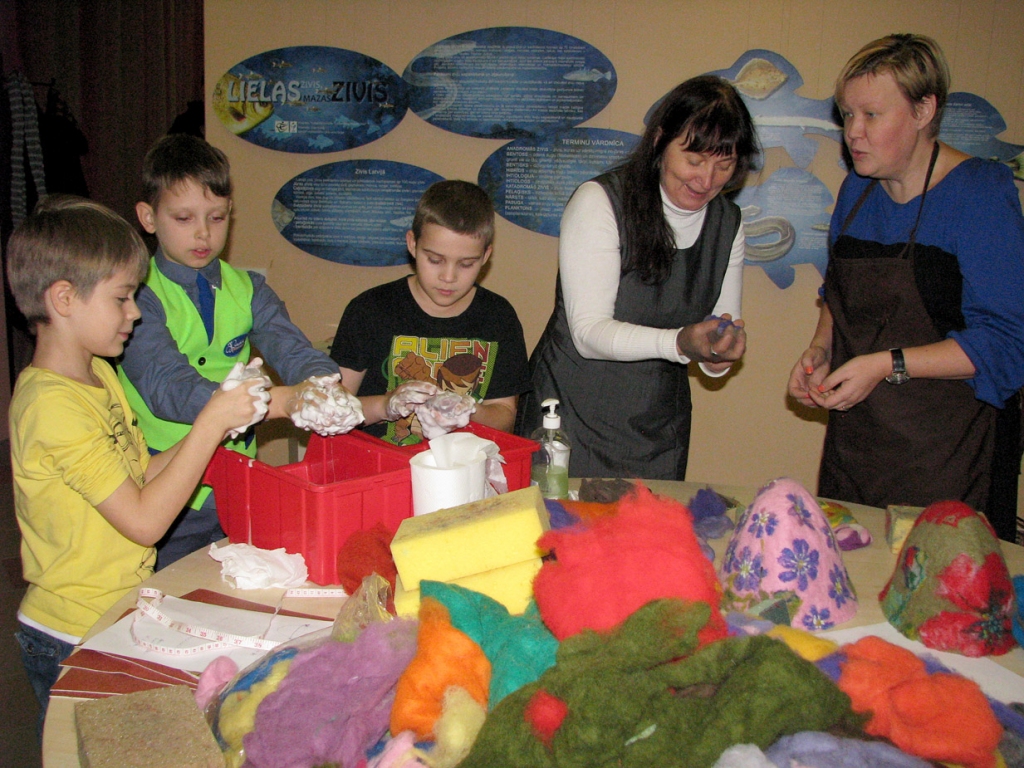 Meistare Iveta Līdere (otrā no labās) ierāda filcēšanas amata noslēpumus Bauskas puikām Laurim Čerņevskim (no kreisās), Markusam Straumanim un Renātam Pomerancim, kā arī Bauskas BJC speciālistei Ilzei Krieviņai. 
Autors: Vilnis Auzāns