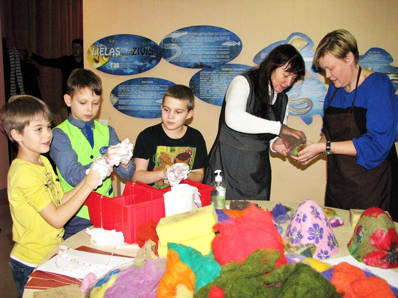 Meistare Iveta Līdere (otrā no labās) ierāda filcēšanas amata noslēpumus Bauskas puikām Laurim Čerņevskim (no kreisās), Markusam Straumanim un Renātam Pomerancim, kā arī Bauskas BJC speciālistei Ilzei Krieviņai. 
Autors: Vilnis Auzāns